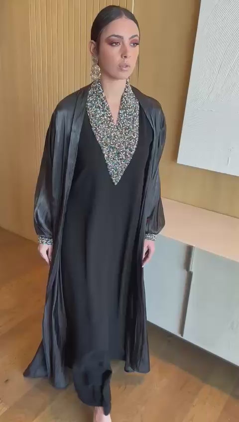 The Black Abaya – A Timeless Icon of Elegance